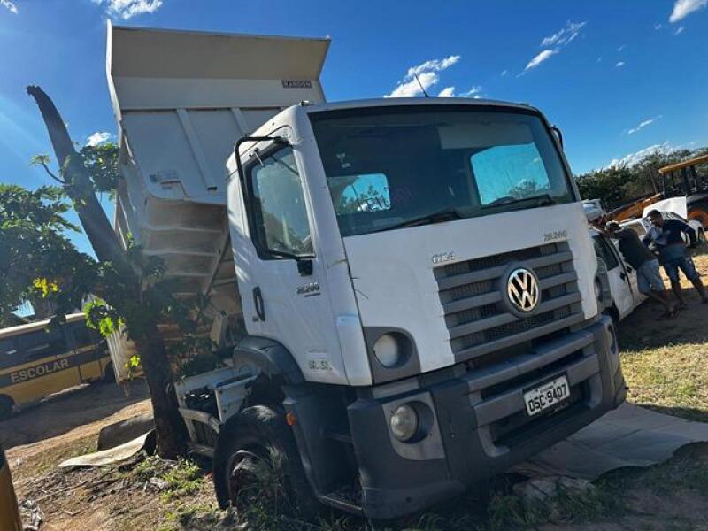 VW/26.280 CRM 6X4 – ANO/FAB: 2013/2014 Descrição: VW/26.280 CRM 6X4 – ANO/FAB: 2013/2014 – PLACA: OSC9407 – COR: BRANCA – COMB: DIESEL – CHASSI: 95365826XER412551 – MOTOR: 2093666B033659 – RENAVAM: 9927462570 (NO ESTADO) Local de Exposição: GARAGEM DA PREFEITURA - CATARINA/CE - Catarina - CE